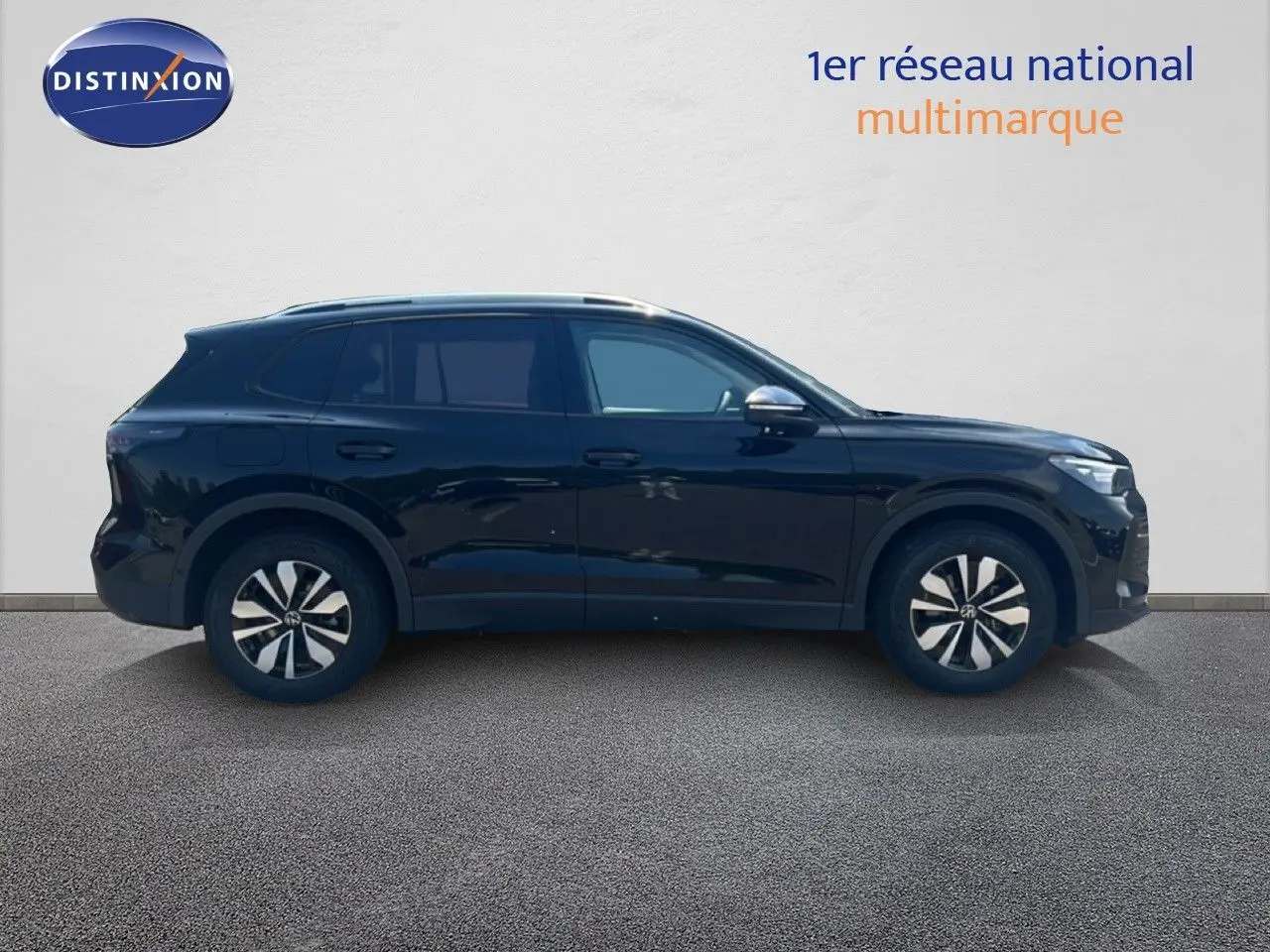 Volkswagen Tiguan 1.5 TSI 130ch noir grenadilla métal vu de profil côté gauche, roues avec jantes bicolores.