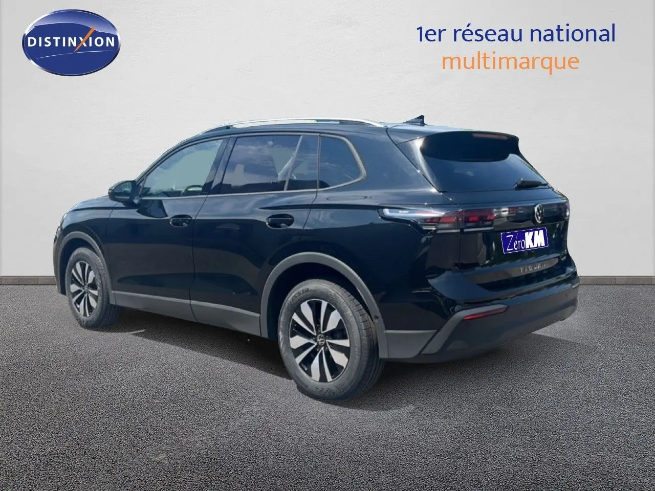 Volkswagen Tiguan 1.5 TSI noir grenadilla métal, vue 3/4 arrière droit, jantes alliage distinctives.
