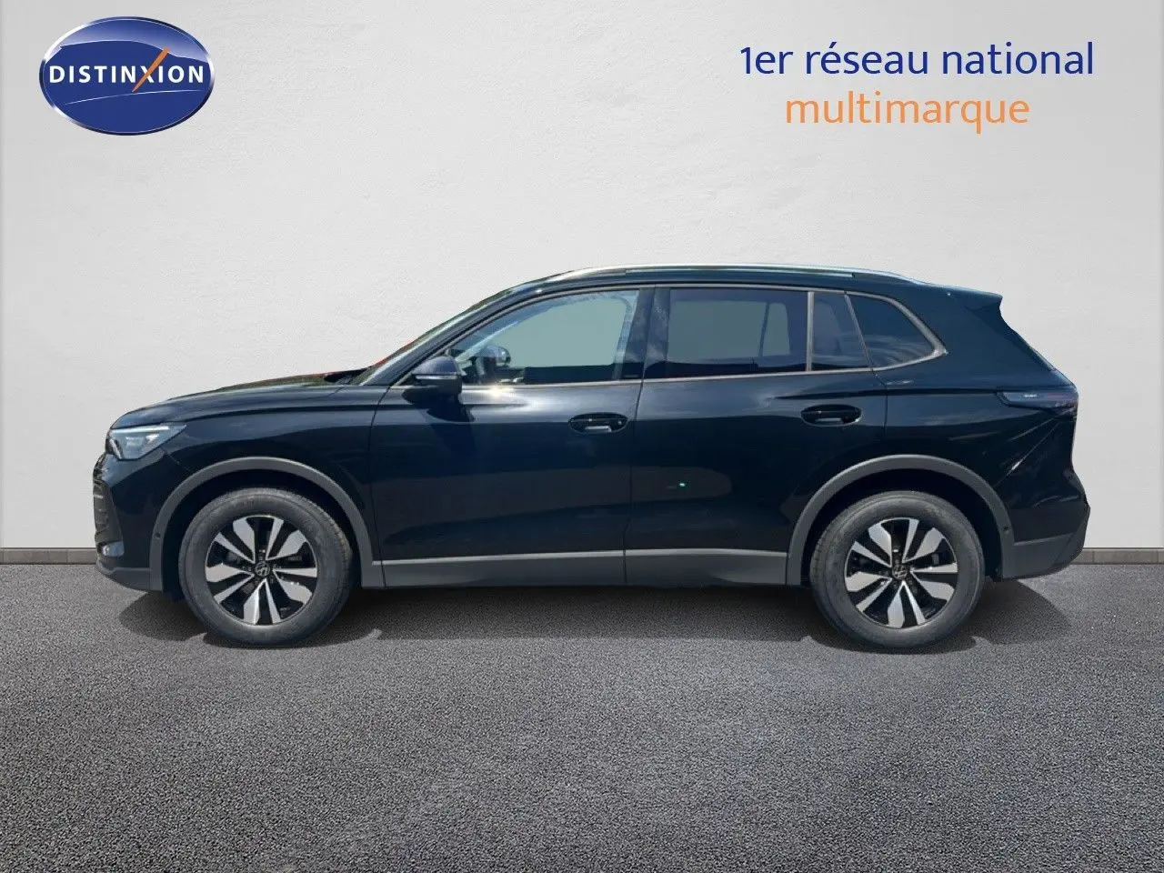 Vue de profil côté gauche du Volkswagen Tiguan noir Grenadilla métallisé, SUV moderne avec jantes distinctives.