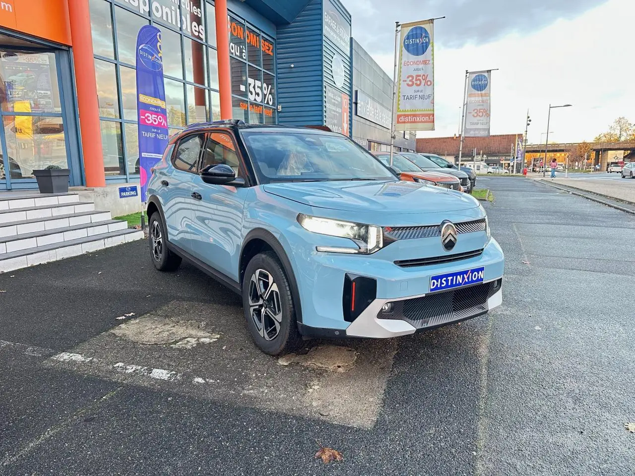 Citroën C3 Aircross hybride bleu Monte Carlo vue 3/4 avant avec toit noir et jantes alliage 17 pouces.