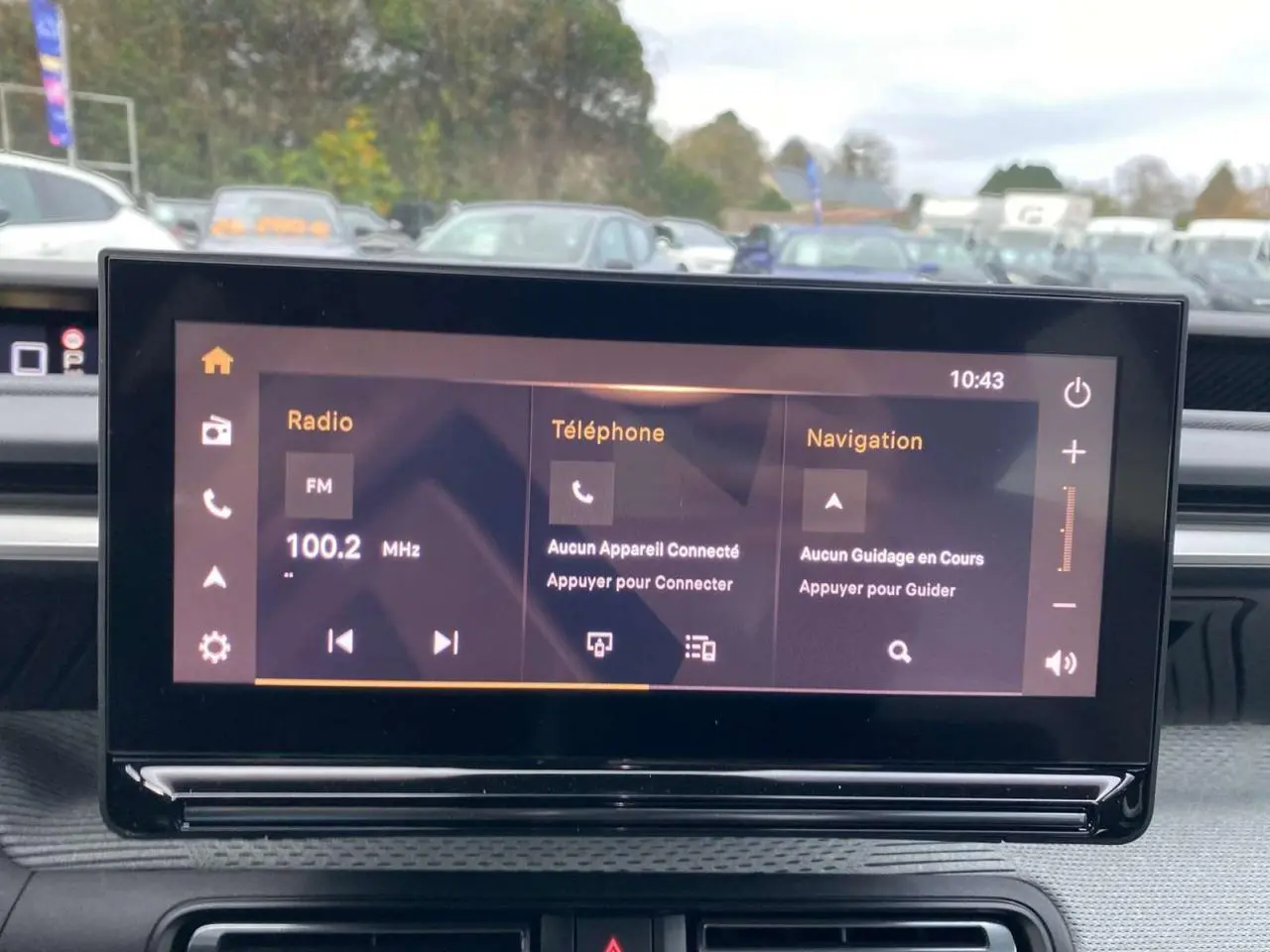 Écran central tactile du tableau de bord d'une Citroën C3 Aircross Bleu Monte Carlo toit noir, vue intérieure frontale.