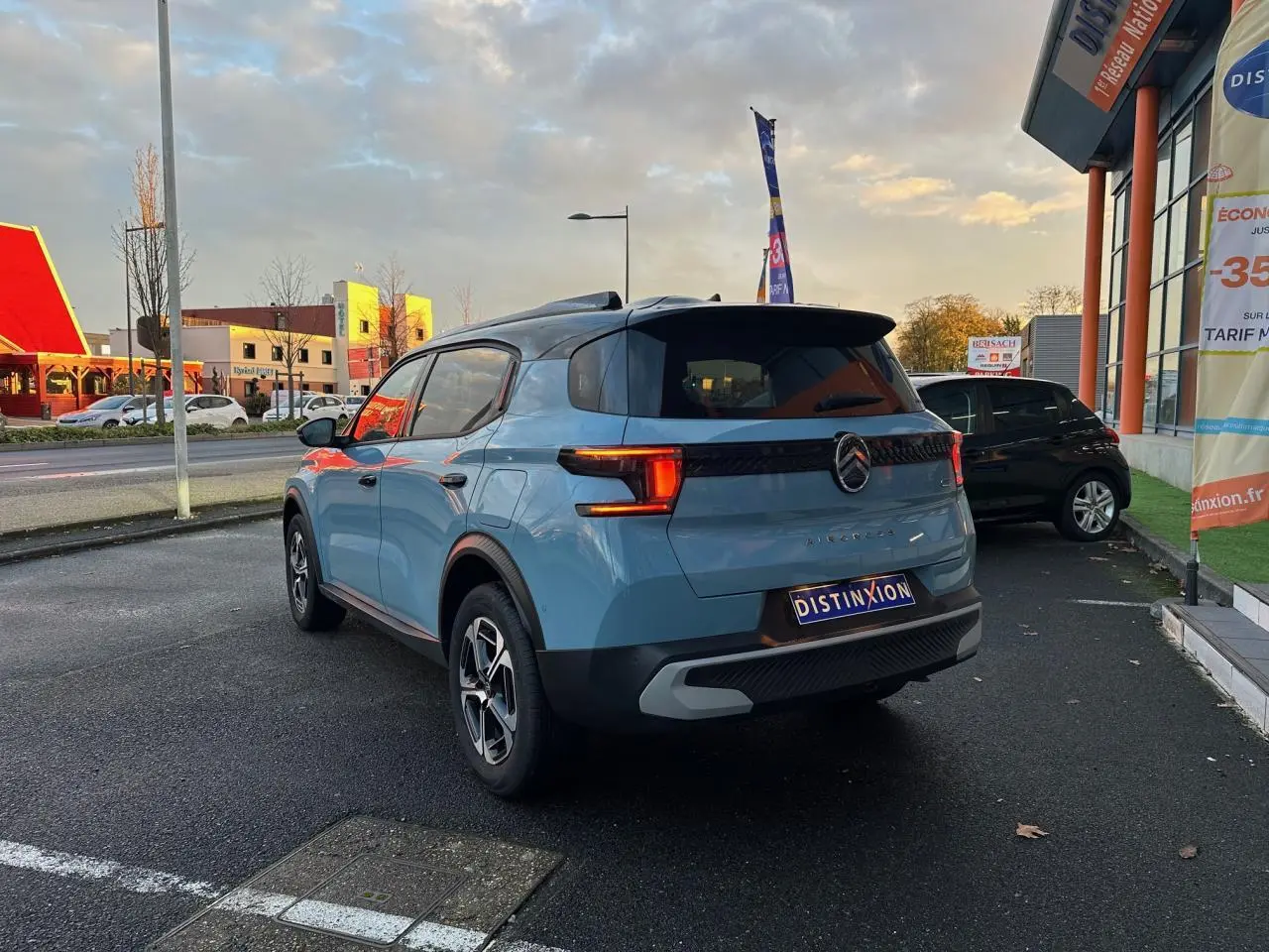 Citroën C3 Aircross bleu Monte Carlo vue 3/4 arrière côté gauche avec toit noir et feux LED 3D allumés.