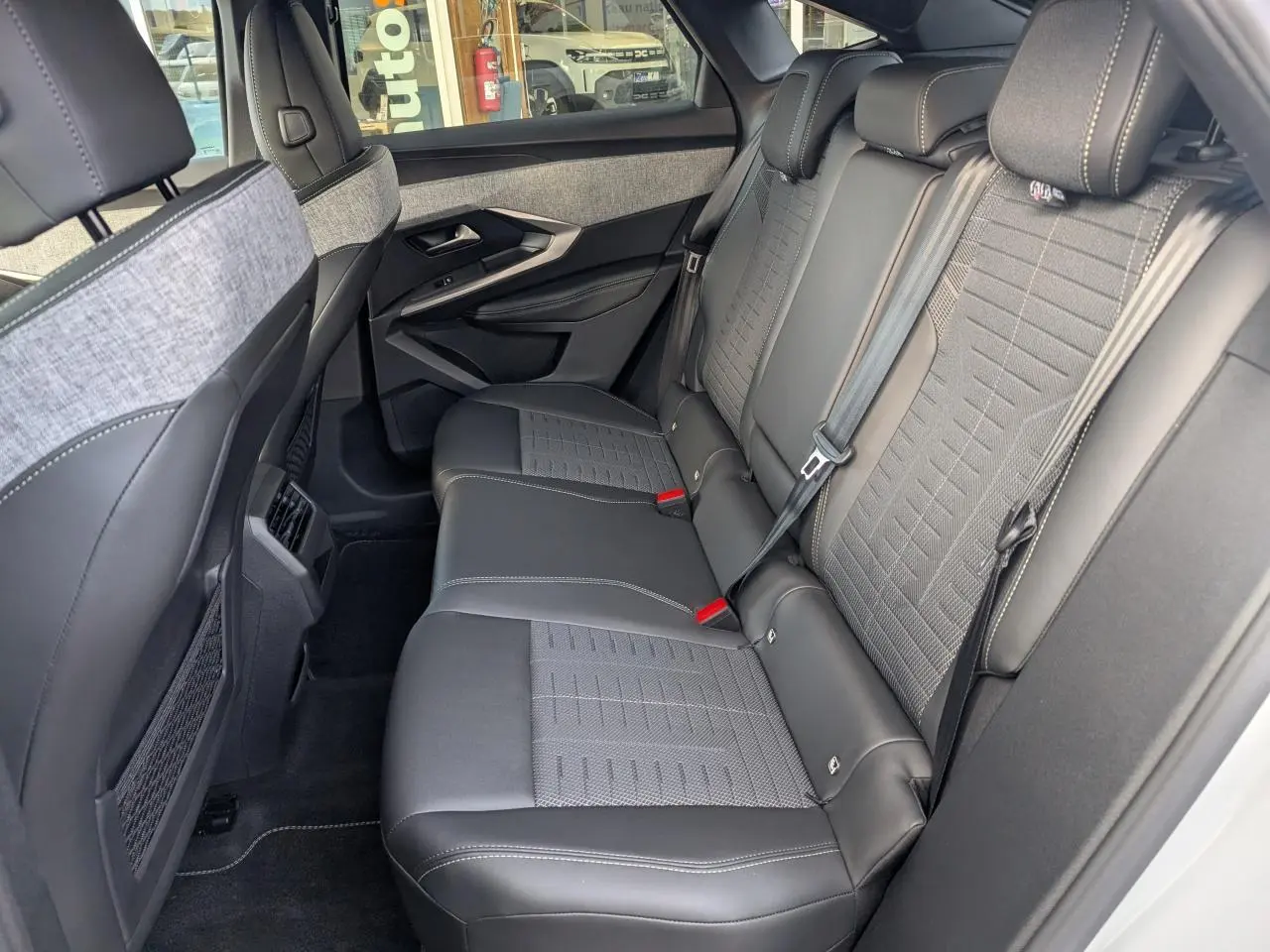 Banquette arrière en tissu et cuir gris avec surpiqûres Iced Clay dans Peugeot 3008 GT blanc, vue côté droit intérieur.