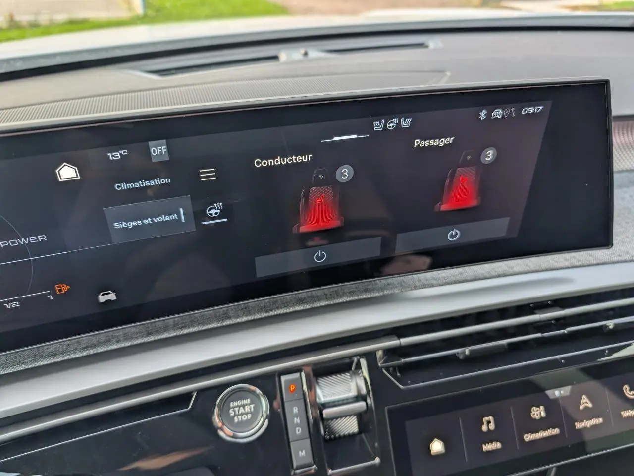Écran tactile intérieur du Peugeot 3008 Hybrid 2025 affichant le réglage des sièges chauffants côté conducteur et passager.