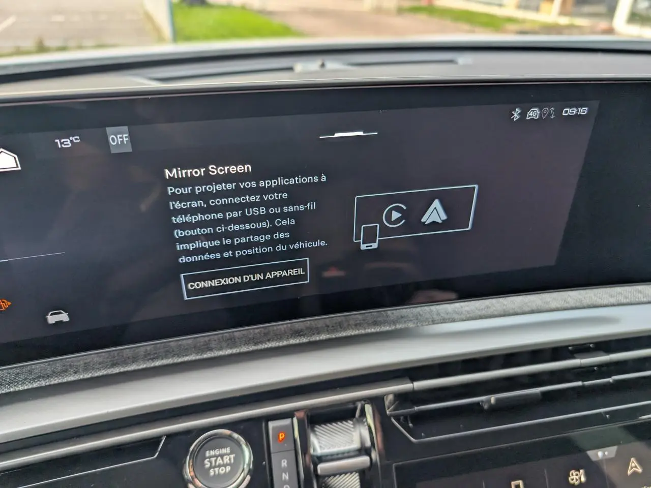 Écran tactile central affichant la fonction Mirror Screen dans l'habitacle du Peugeot 3008 blanc 2025.