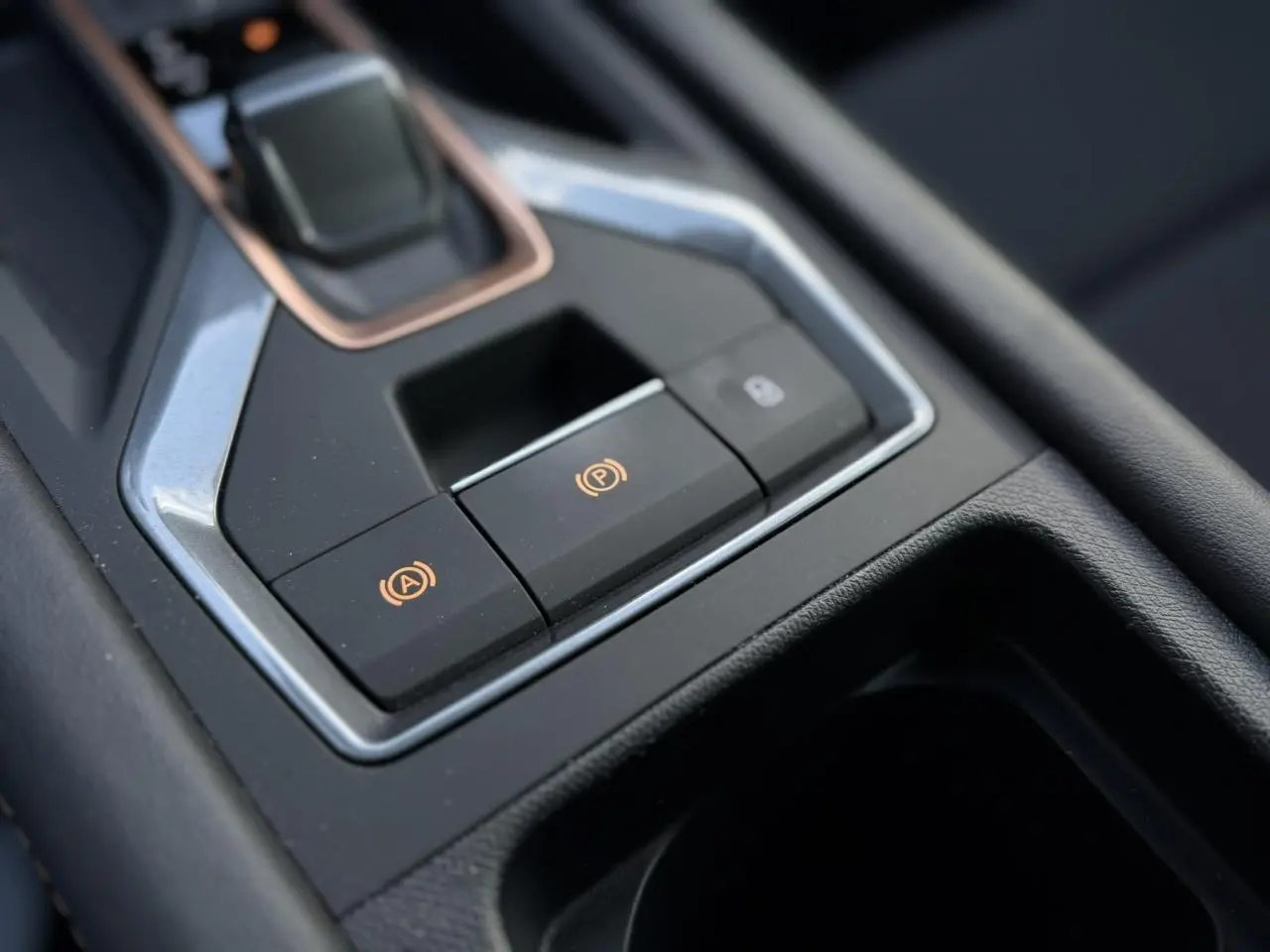 Gros plan sur la console centrale du CUPRA Formentor 2025 avec commandes électroniques et finition noire mate.