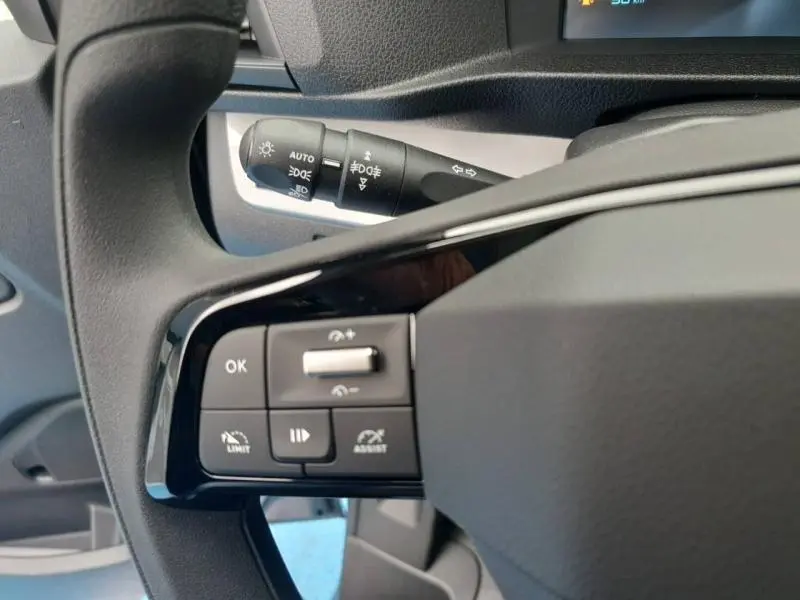 Gros plan sur les commandes au volant noir du Citroën Jumpy 2025, avec levier de clignotant visible en arrière-plan.