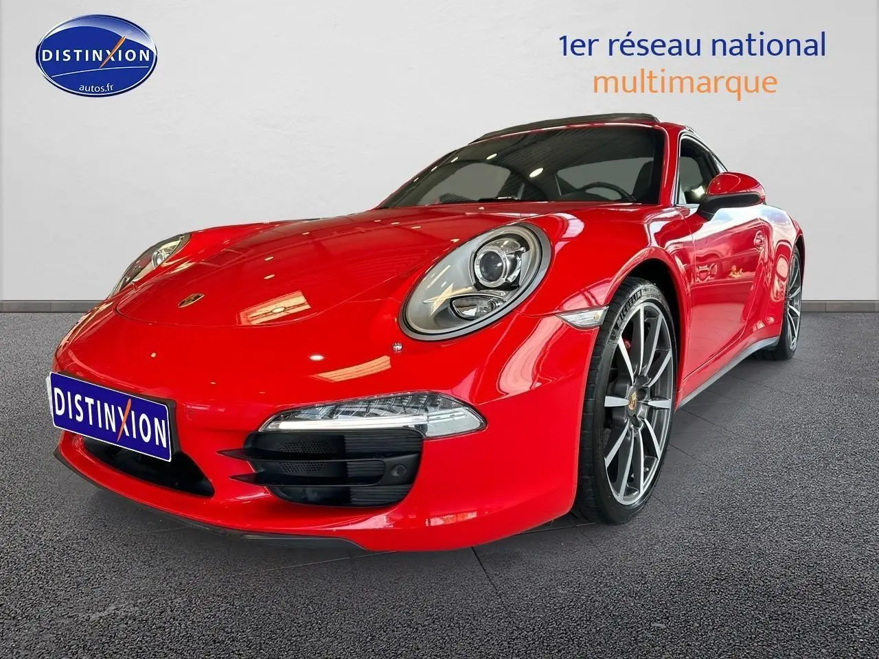 Porsche 911 (991) Carrera 4 rouge vue en 3/4 avant droit avec jantes alu et phares bi-xénon.