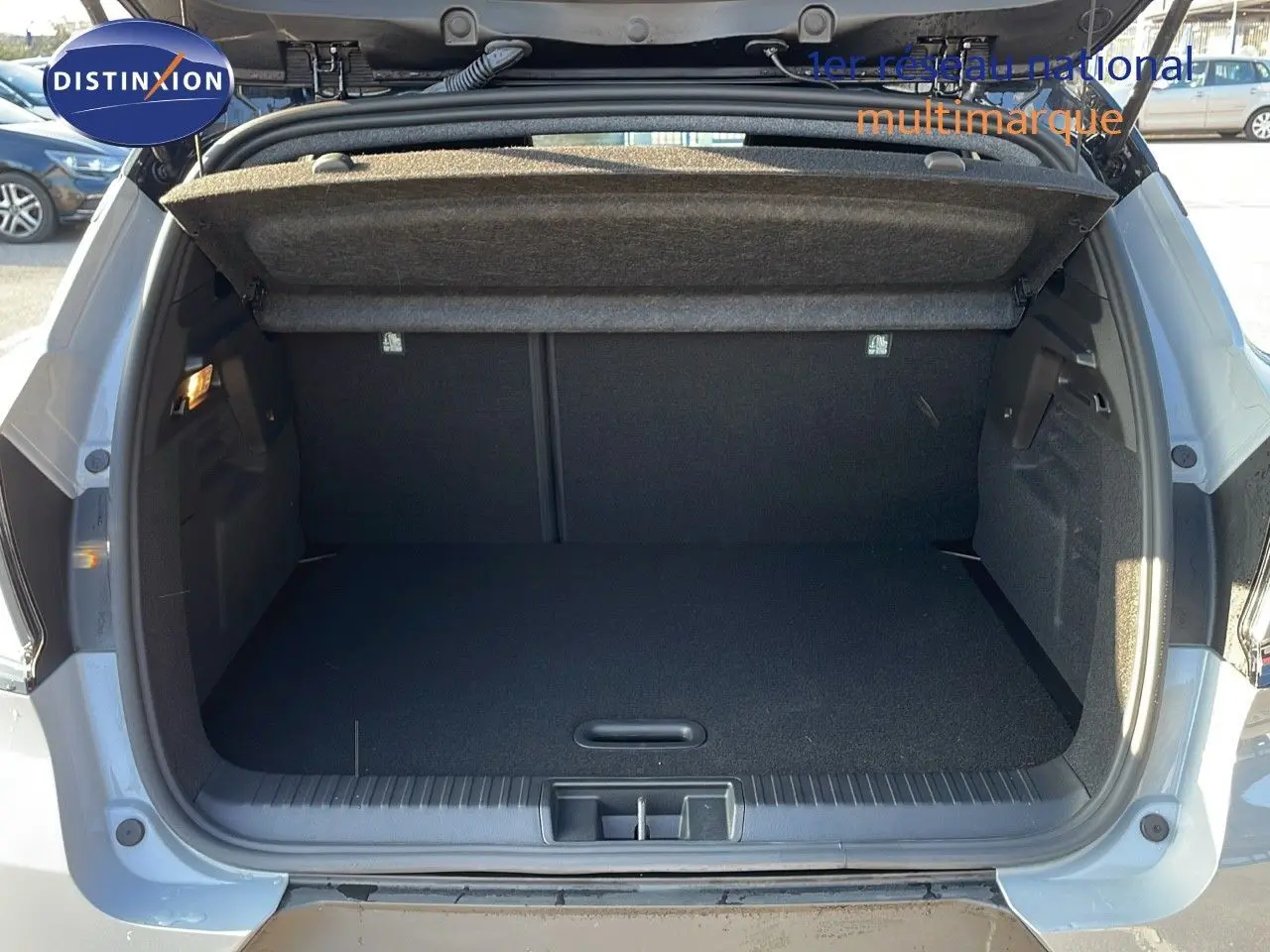 Coffre ouvert du Renault Captur 2025 gris Rafale métal avec toit noir, vue arrière montrant l'espace de chargement vide.