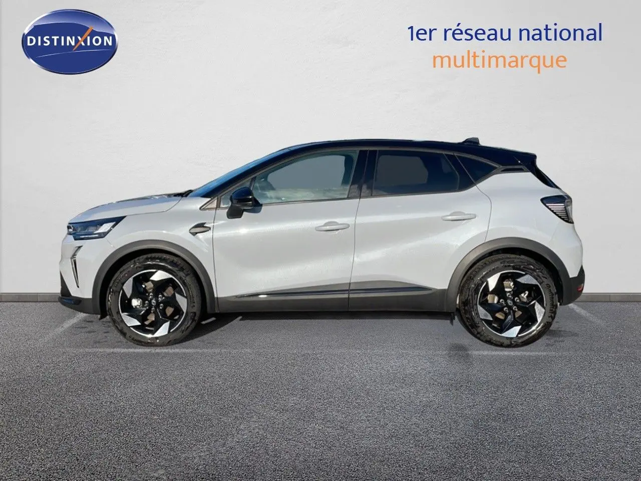 Profil gauche du Renault Captur 2025 gris Rafale métal avec toit noir et jantes biton distinctives.