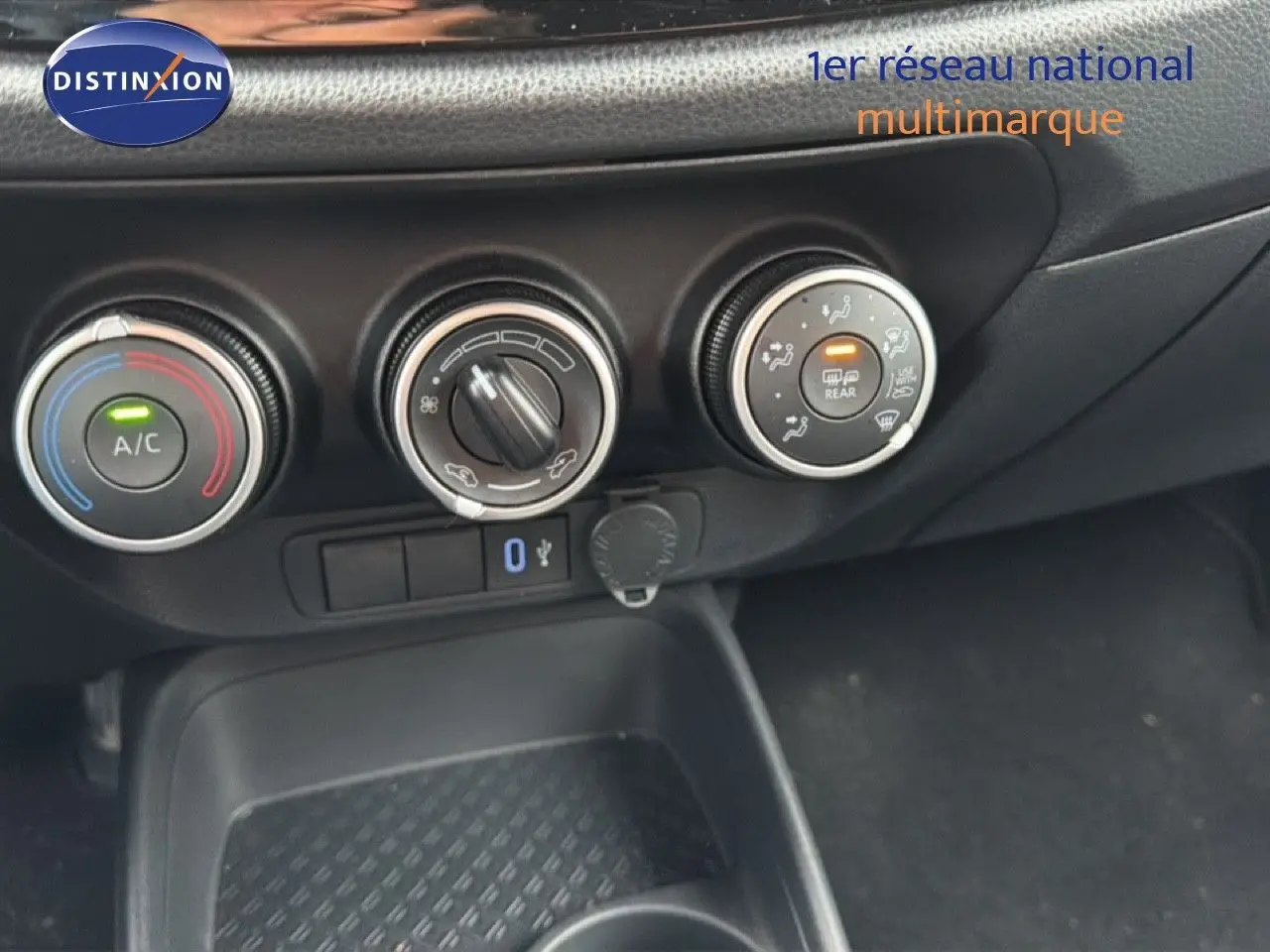 Détail de la console centrale de la Toyota Aygo X 2025, montrant les commandes de climatisation et ventilation.