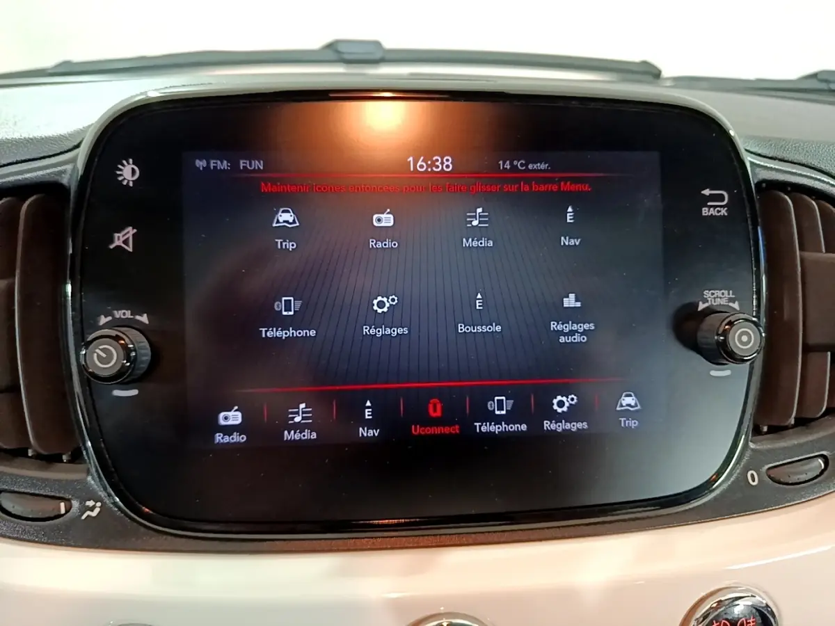 Écran tactile central de 7 pouces du tableau de bord blanc de la Fiat 500 Hybrid, affichant le menu Uconnect.