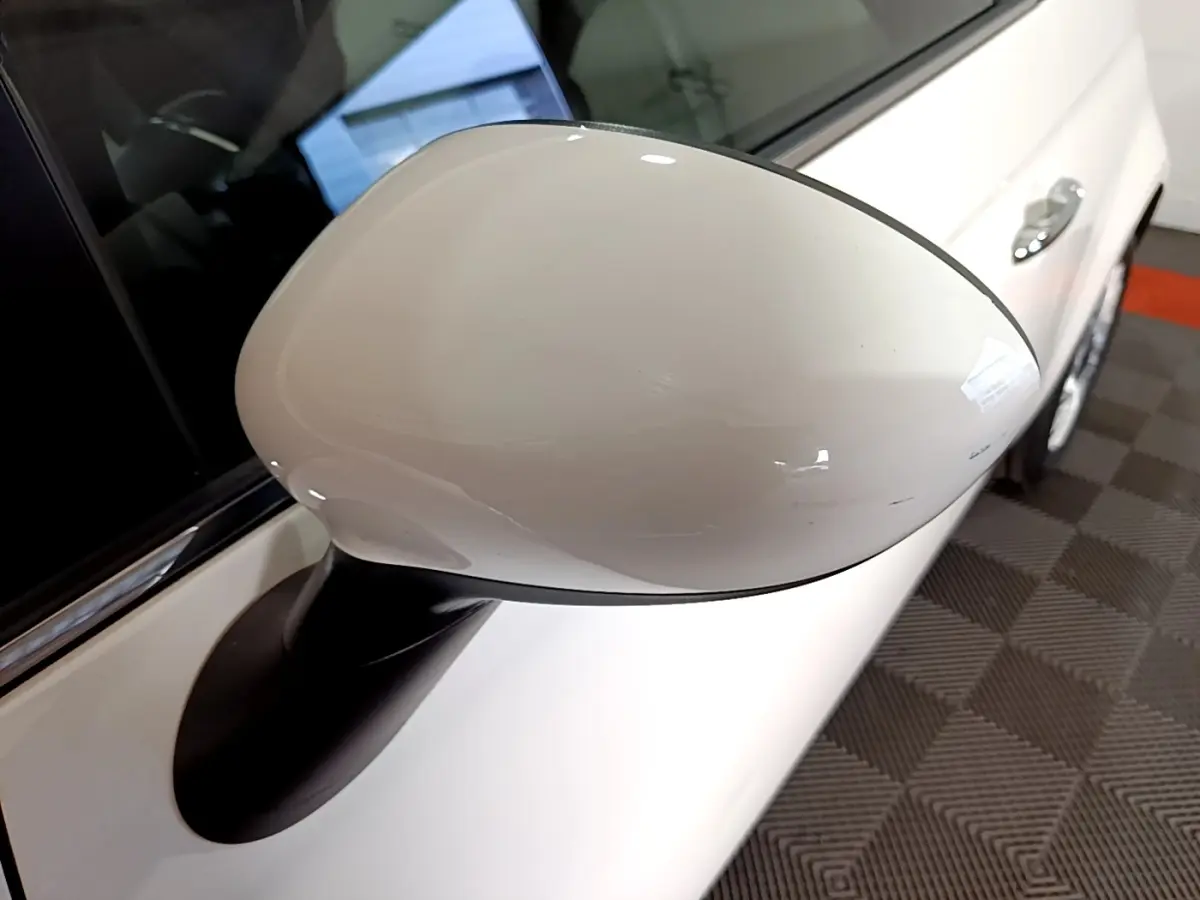 Rétroviseur blanc côté gauche de la FIAT 500 Hybrid 2021, vue rapprochée sur la portière et poignée.