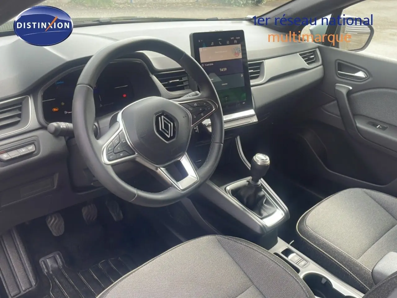 Vue intérieure côté conducteur du Renault Captur 2025, montrant le volant, la boîte manuelle et l’écran tactile vertical.