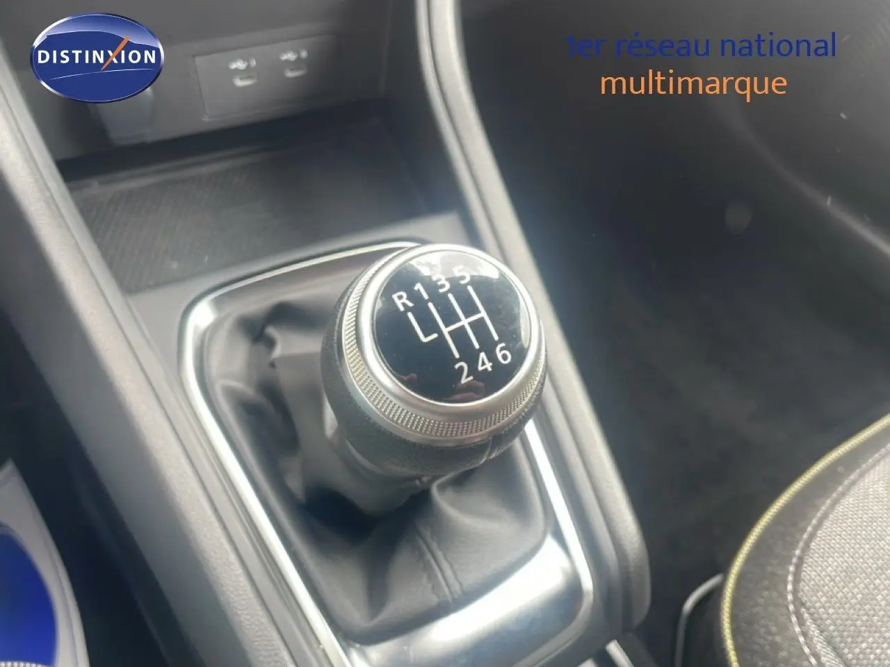 Le levier de vitesses manuel en gros plan dans l'habitacle du Renault Captur 2025, finition noire et grise.