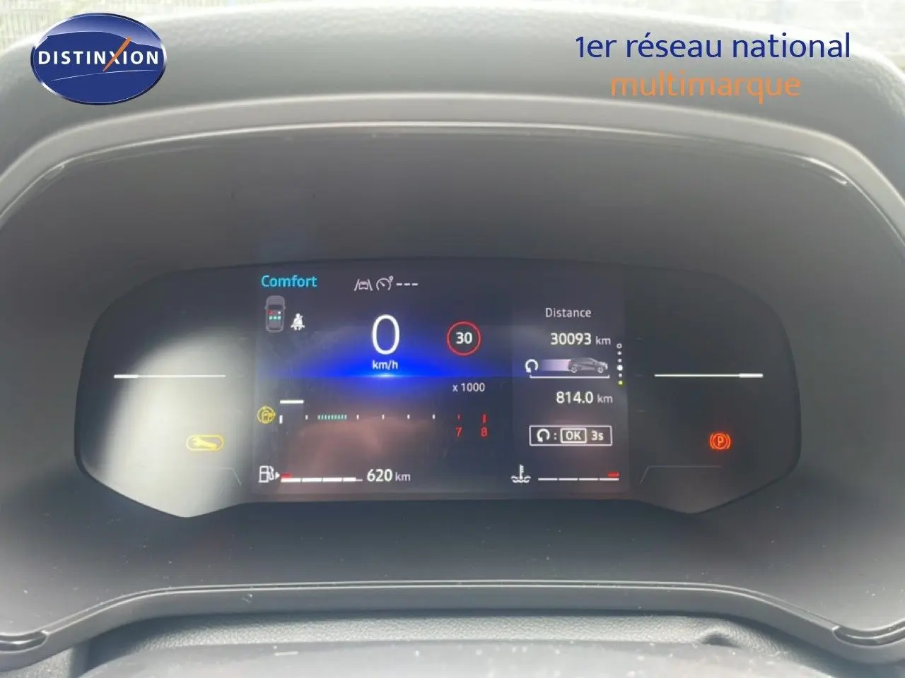 Tableau de bord numérique du Renault Captur 2025 affichant la vitesse, la distance et les alertes, vue frontale rapprochée.