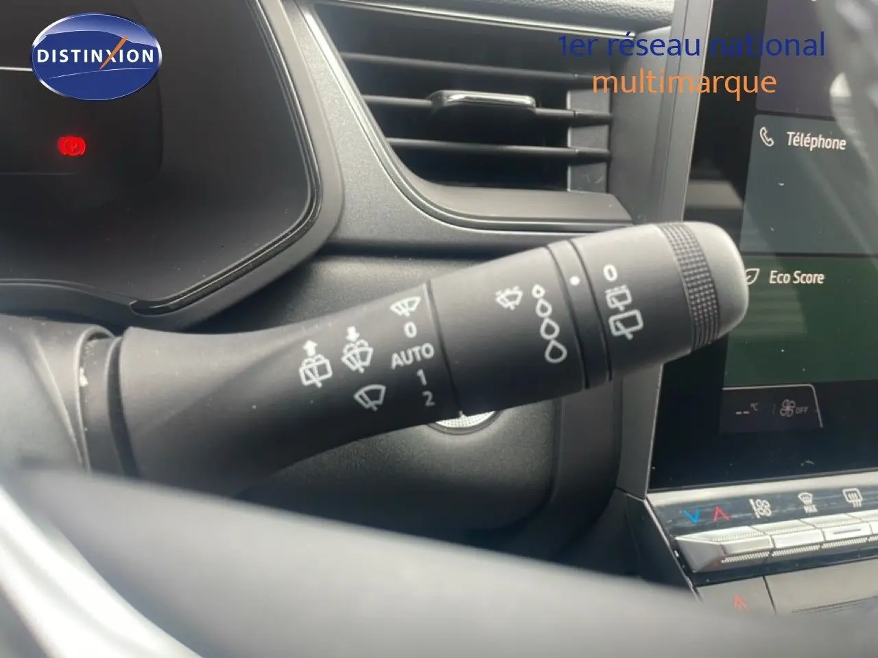 Gros plan sur la commande des essuie-glaces dans l’habitacle du Renault Captur noir étoile métal avec toit gris, version 2025.