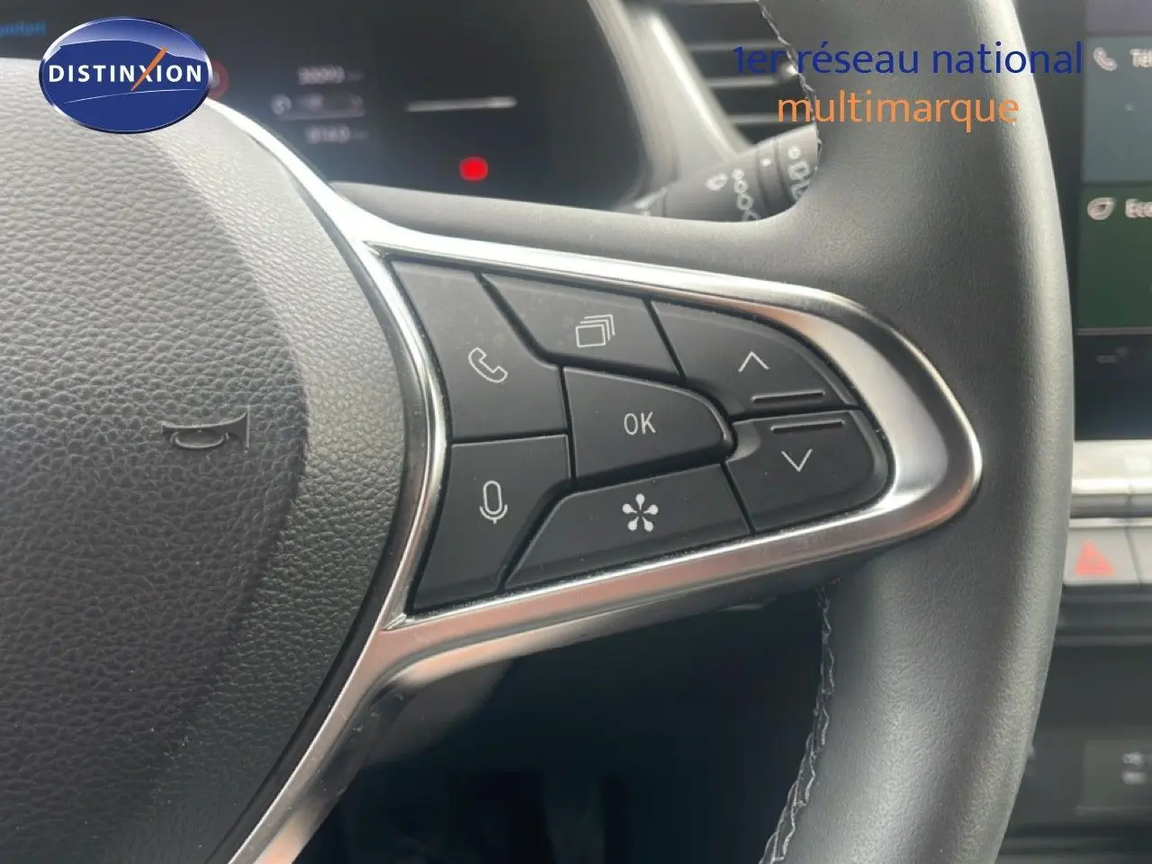 Gros plan sur les commandes multifonctions à droite du volant du Renault Captur 2025 noir étoile métal avec toit gris.