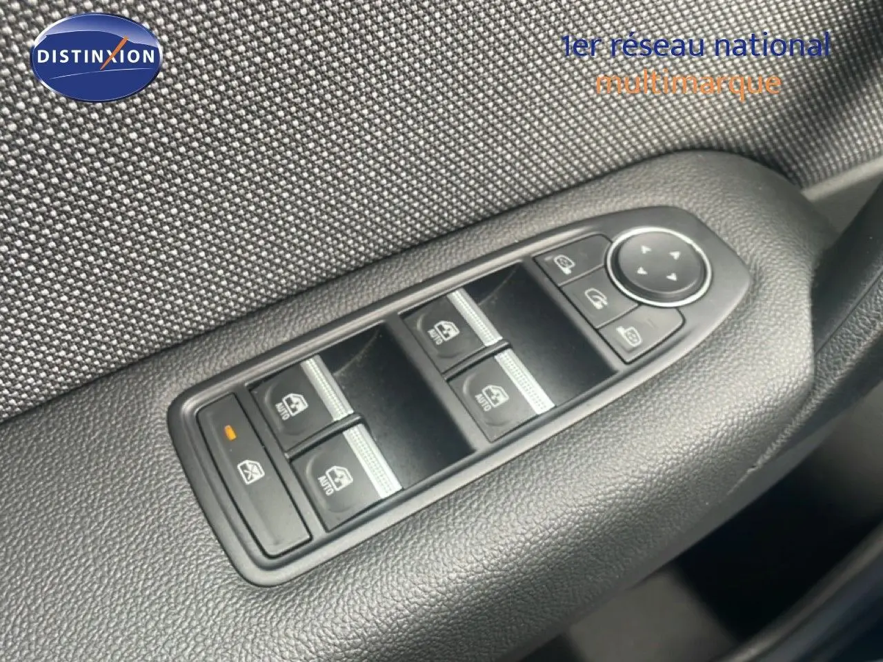 Gros plan sur les commandes des vitres électriques et rétroviseurs côté conducteur du Renault Captur noir étoile métal 2025.