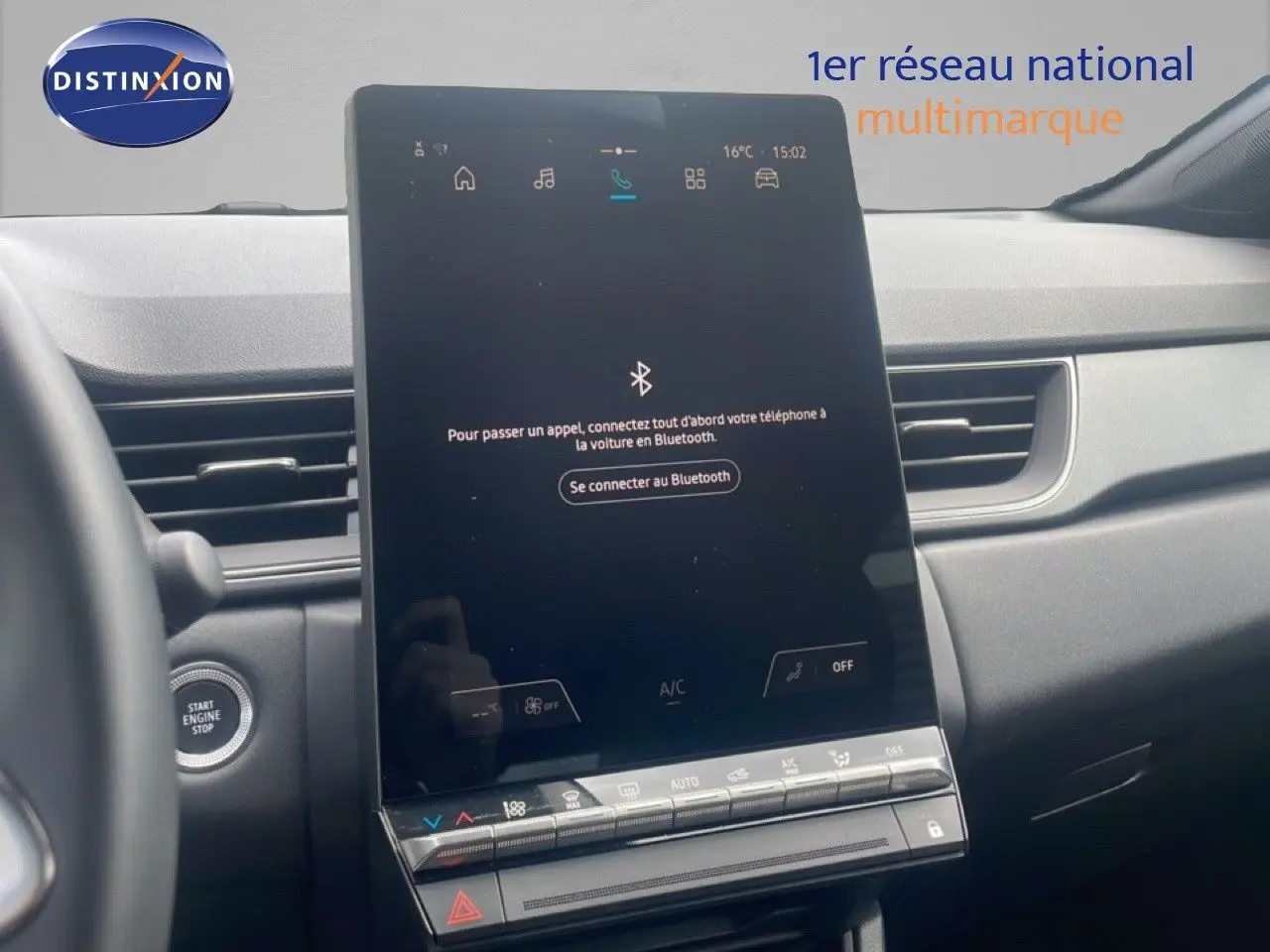 Vue intérieure centrée sur l'écran tactile vertical du tableau de bord du Renault Captur 2025, finition noire et grise.