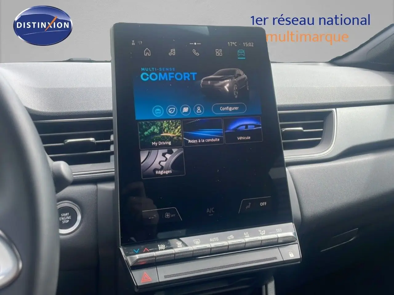 Vue rapprochée de l’écran tactile central du Renault Captur 2025 noir étoile métal avec toit gris, affichant le mode Confort.