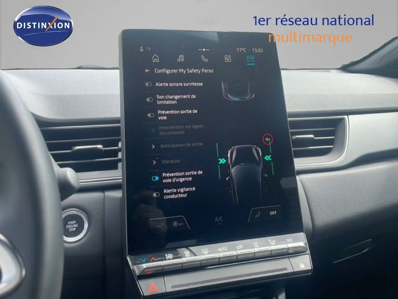 Intérieur du Renault Captur 2025, vue sur l’écran tactile central avec interface de sécurité active.