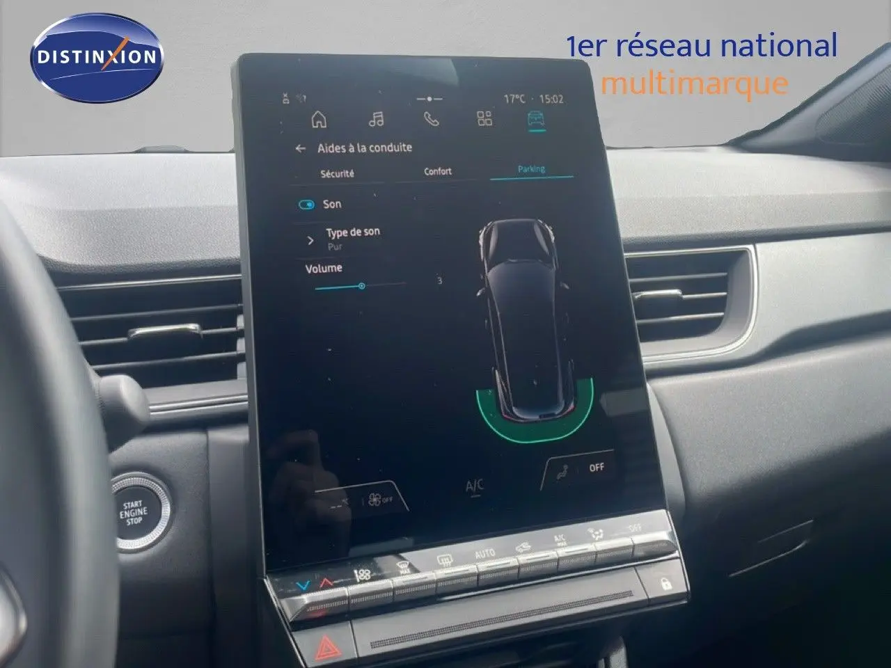 Vue intérieure du tableau de bord du Renault Captur 2025, écran tactile central avec aides à la conduite affichées.