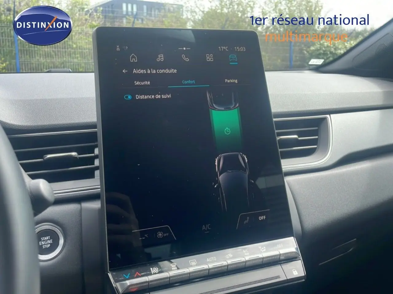 Vue intérieure centrée sur l'écran tactile du tableau de bord du Renault Captur noir étoile métal avec toit gris.