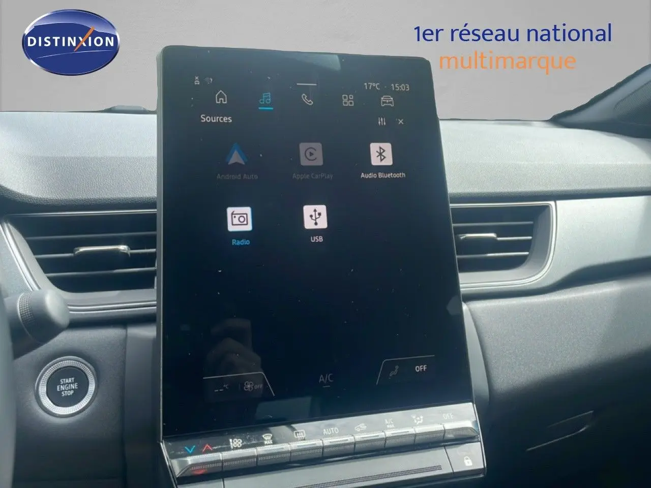 Vue intérieure du tableau de bord du Renault Captur 2025 avec écran tactile central et bouton start/stop.