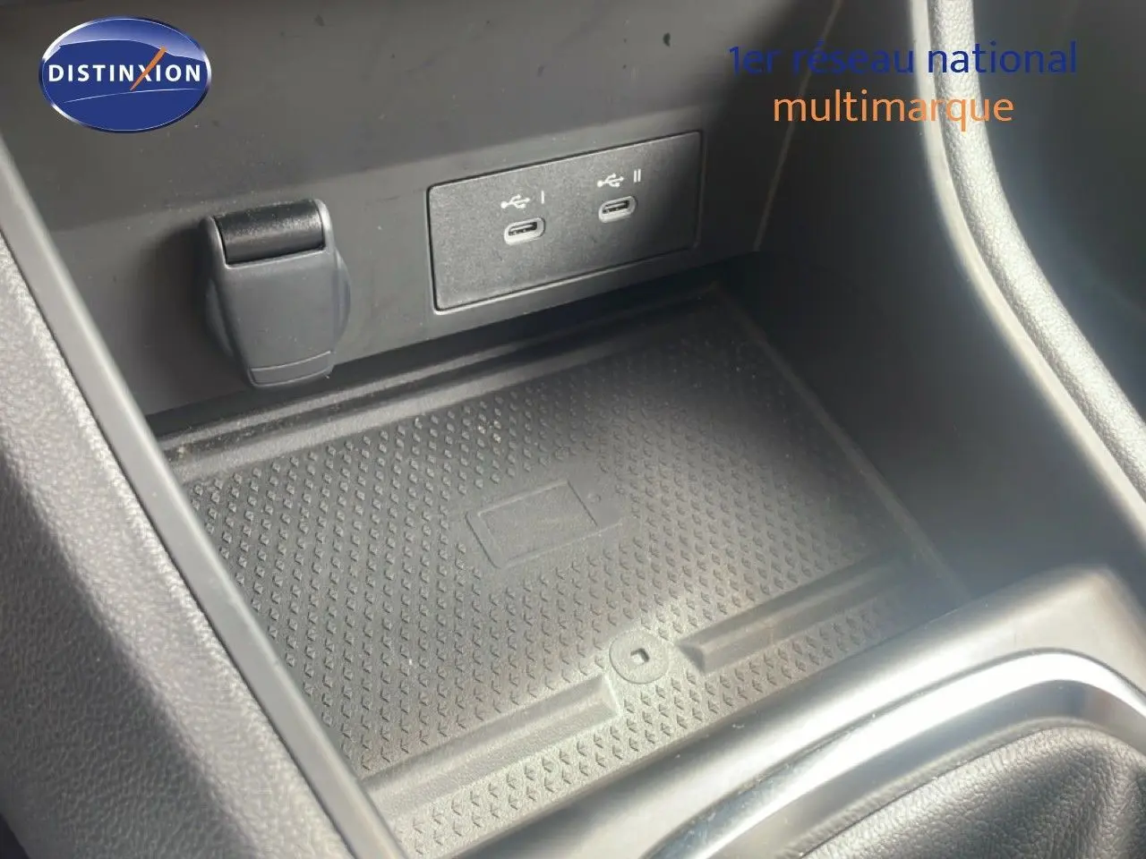 Désolé, l'image montre uniquement un détail de l'intérieur avec des ports USB et un espace de rangement, sans vue extérieure du Renault Captur.