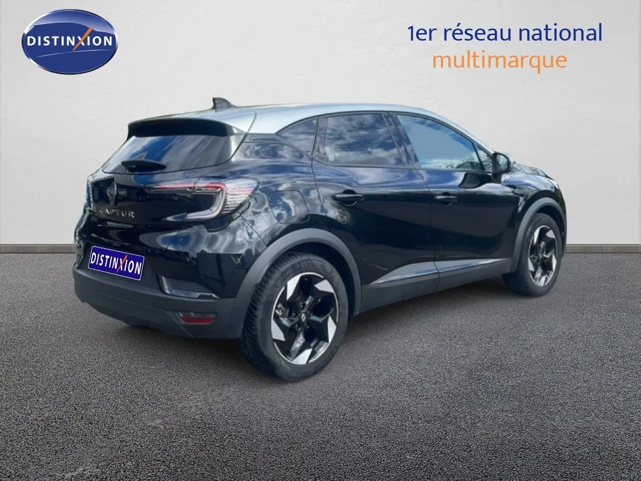 Vue 3/4 arrière droite d'un Renault Captur noir étoile métal avec toit gris, jantes bi-ton et vitres teintées.