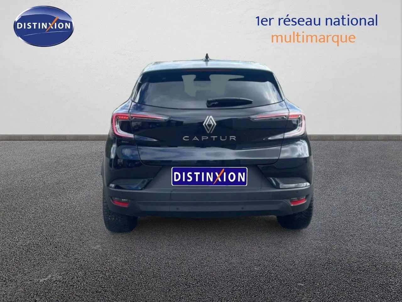 Vue arrière d'un Renault Captur noir étoile métal avec toit gris, mettant en valeur son design compact et moderne.