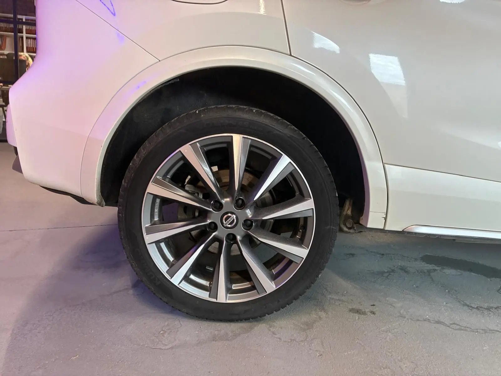 Gros plan sur la roue arrière droite d’un Nissan Qashqai blanc, mettant en valeur la jante alliage moderne.