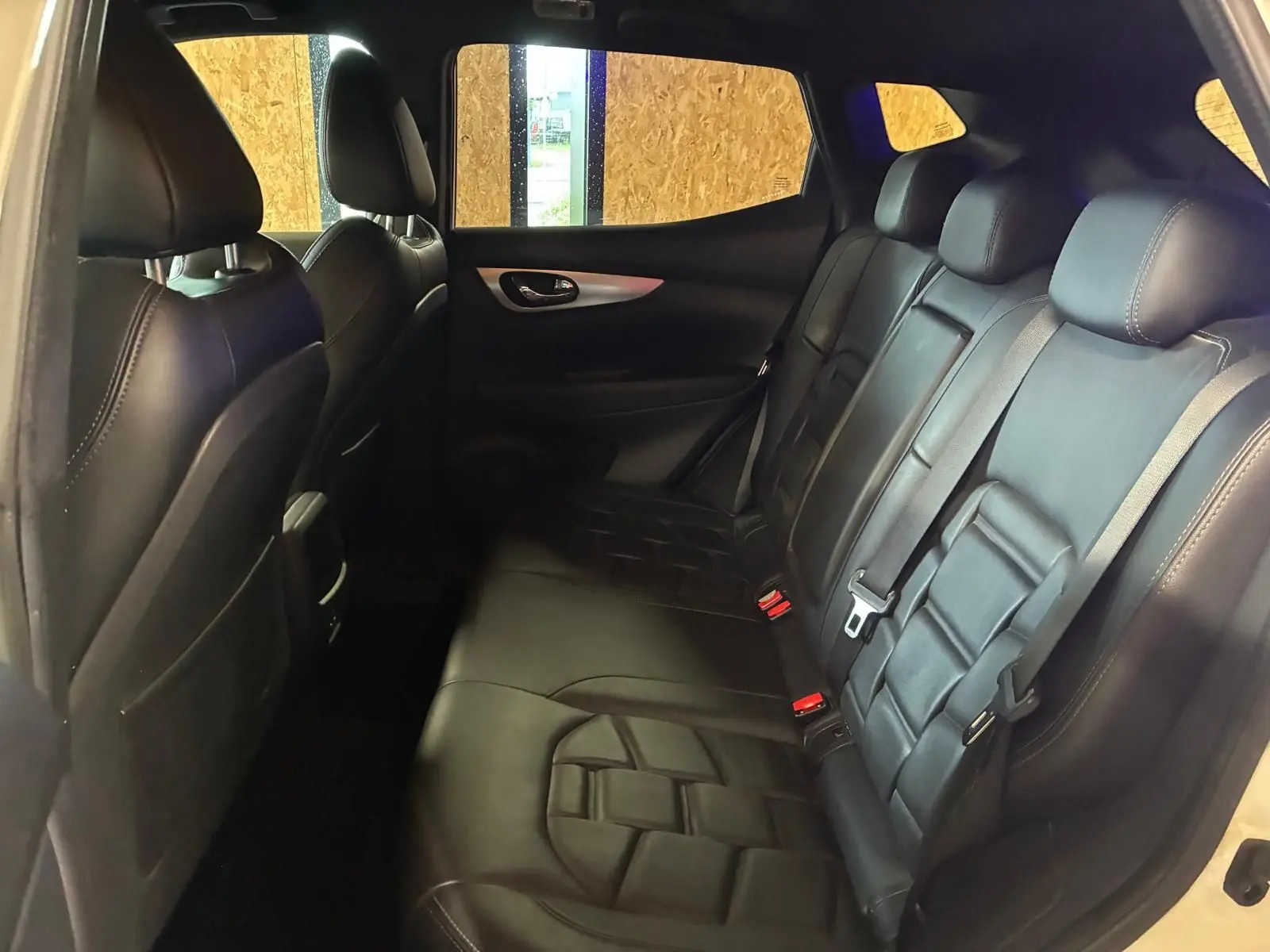 Vue intérieure côté droit des sièges arrière en cuir noir du Nissan Qashqai blanc, version Tekna + 2021.