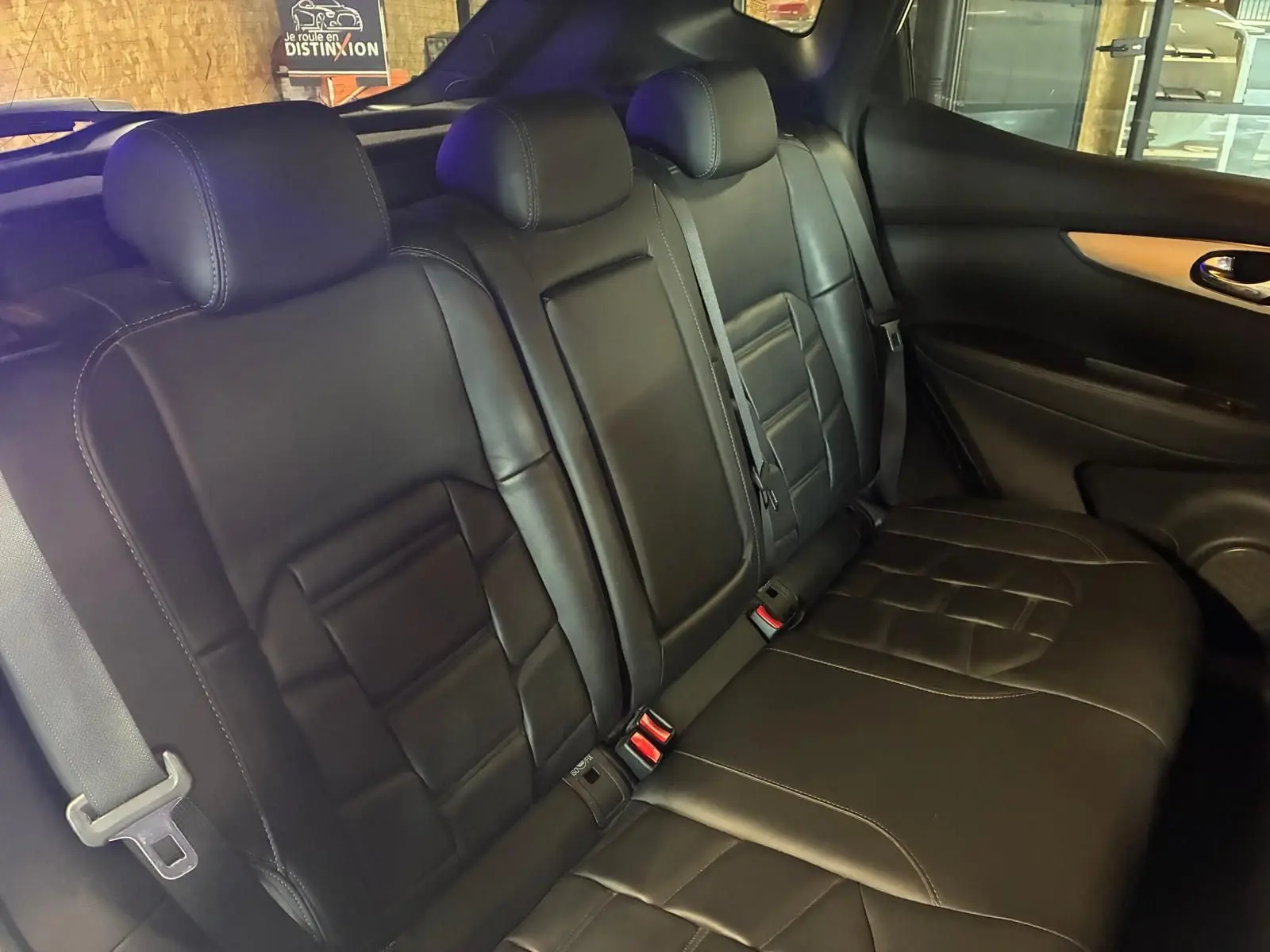 Vue intérieure montrant la banquette arrière en cuir noir du Nissan Qashqai 1.5 BlueDCI Tekna+ 2021.