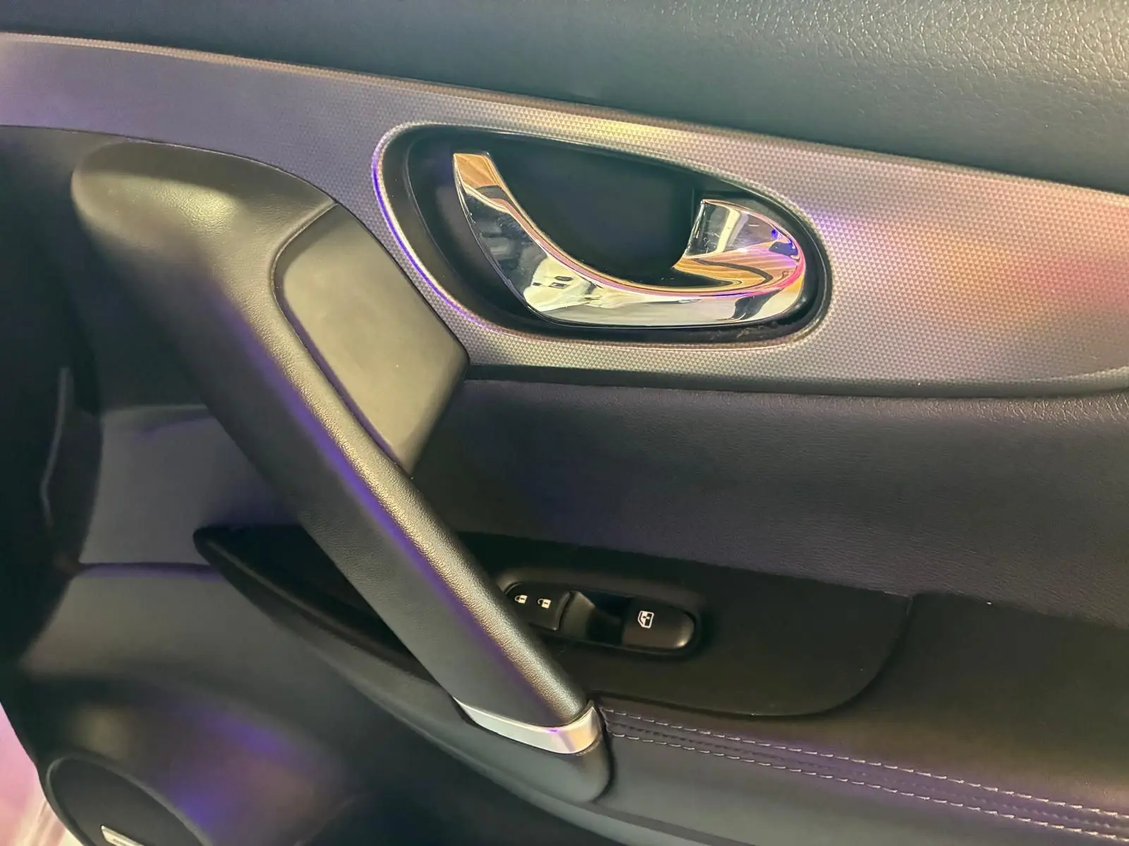 Poignée de porte intérieure côté gauche en cuir noir avec commandes de vitres, Nissan Qashqai 1.5 BluedCi 115 Tekna+ 2021.