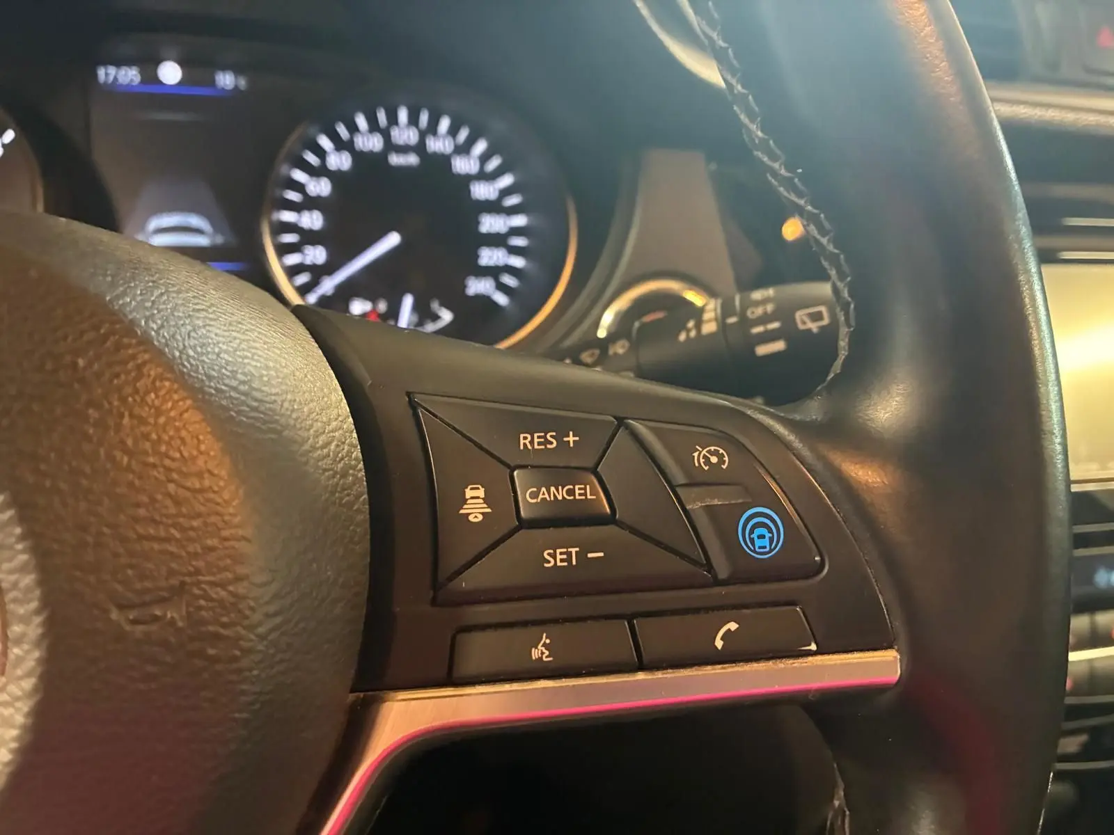 Gros plan sur le volant noir du Nissan Qashqai 1.5 BlueDCI 2021, montrant les commandes de régulateur de vitesse et téléphone.