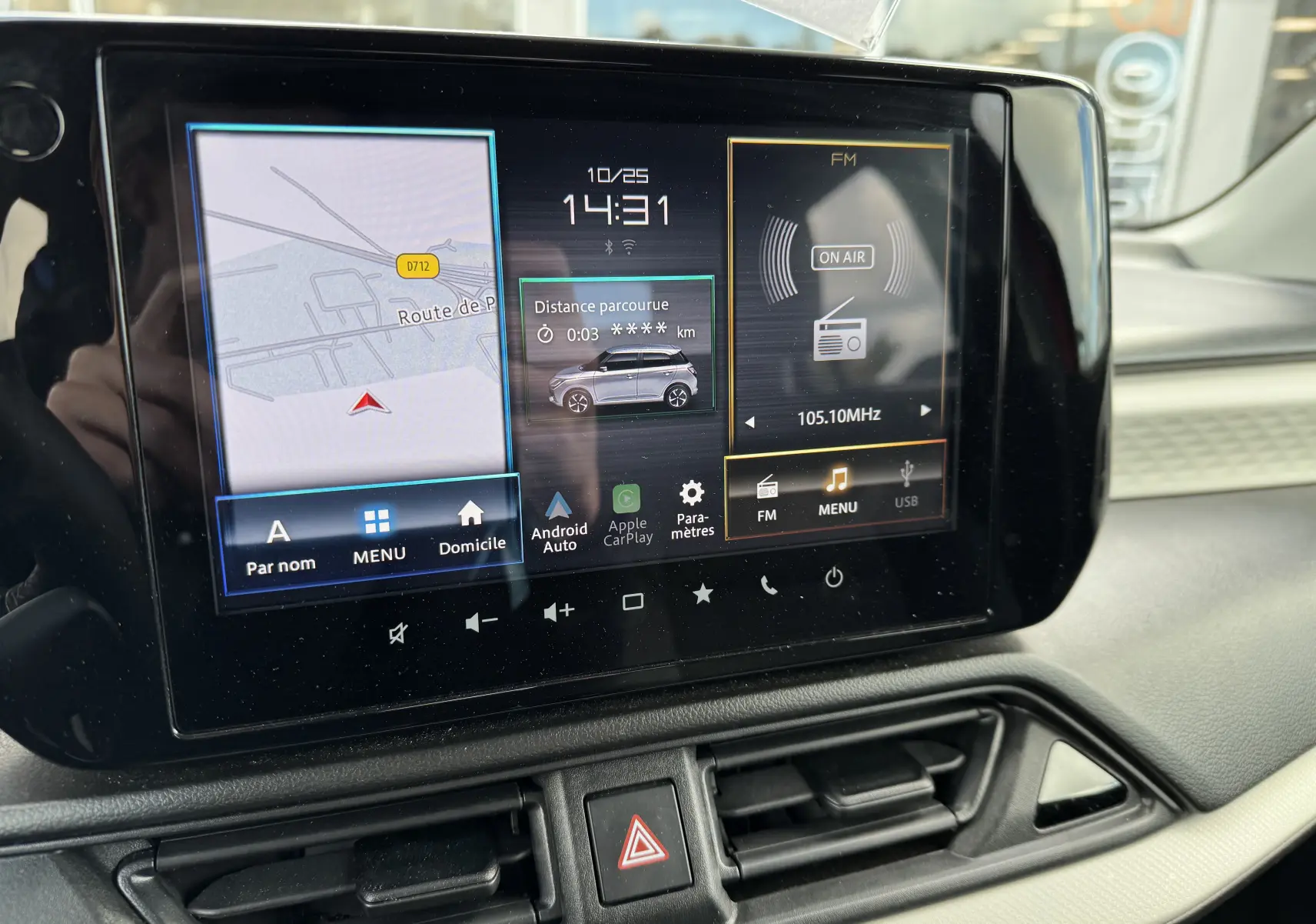 Écran tactile central du tableau de bord de la Suzuki Swift 1.2 Hybrid Privilege, affichant GPS et radio FM.