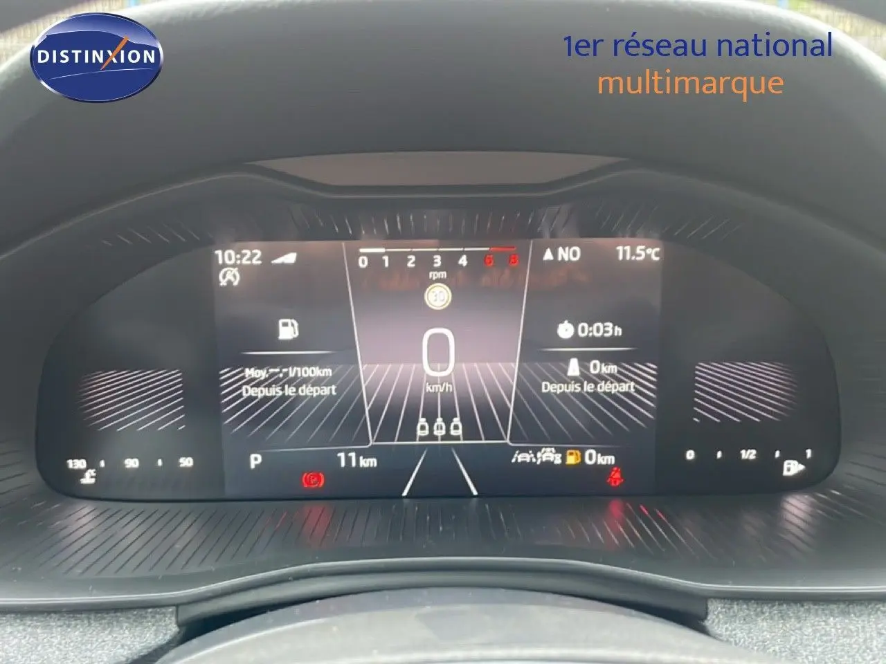 Tableau de bord numérique du Skoda Kamiq gris graphite 2025 affichant vitesse, température et informations de conduite.