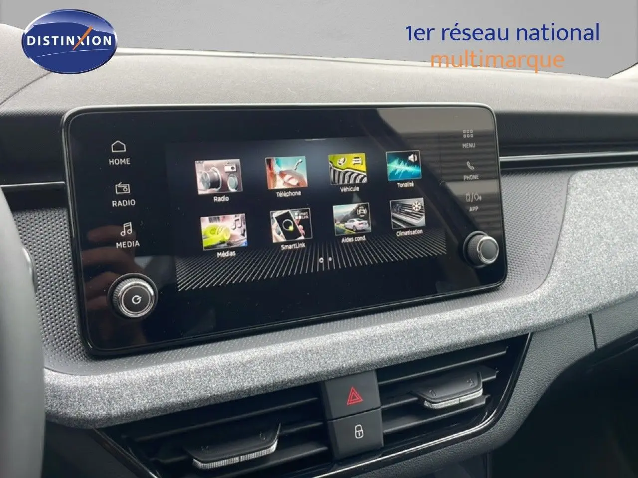 Écran tactile central du Skoda Kamiq 2025 gris graphite, affichant les menus radio, téléphone et véhicule.
