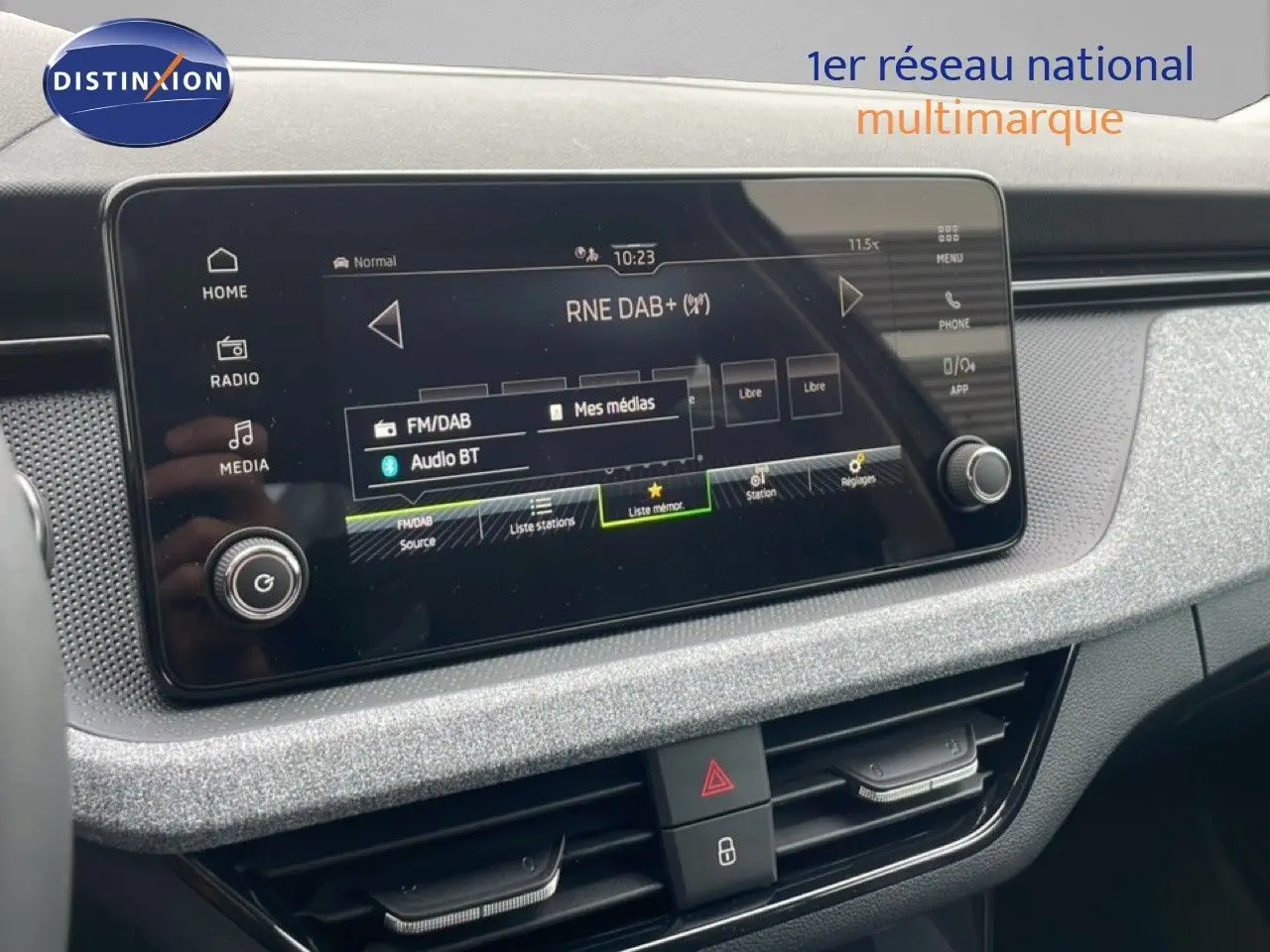 Écran tactile central du Skoda Kamiq 2025 gris graphite, affichant les options radio et médias en intérieur.