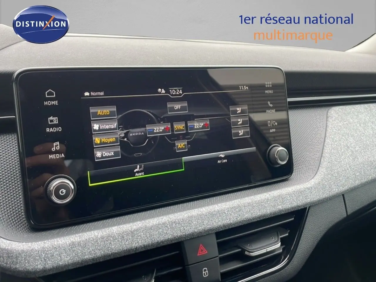 Écran tactile central du tableau de bord du Skoda Kamiq gris graphite, affichant les réglages de climatisation.