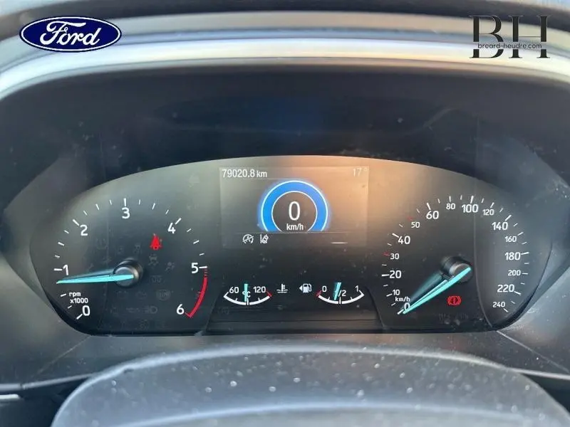 Tableau de bord numérique de Ford Focus 1.5 EcoBlue 2020, affichage vitesse à 0 km/h et compte-tours.