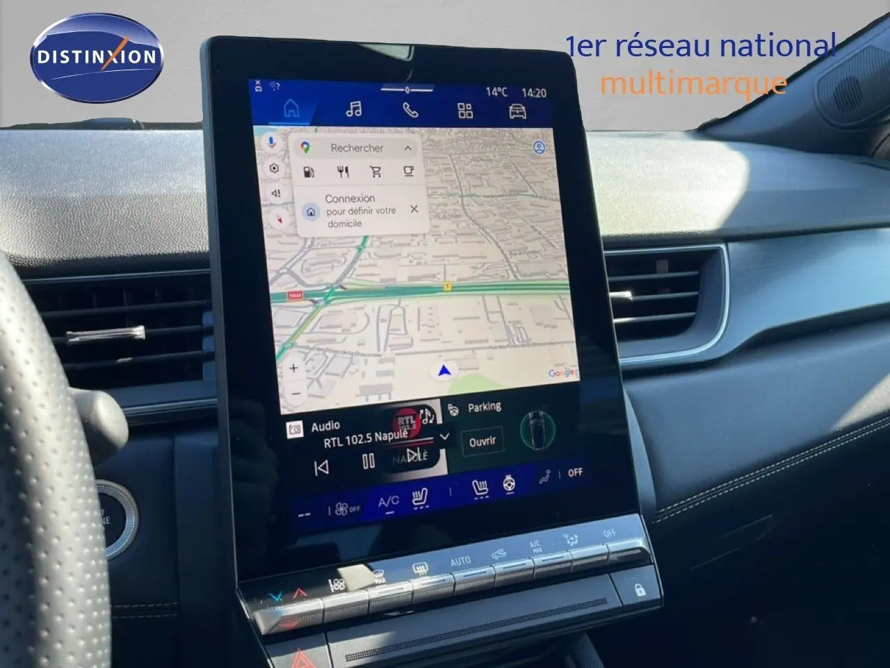 Vue intérieure du tableau de bord du Renault Symbioz 2025 noir étoile métal, mettant en valeur l'écran tactile central avec navigation GPS.