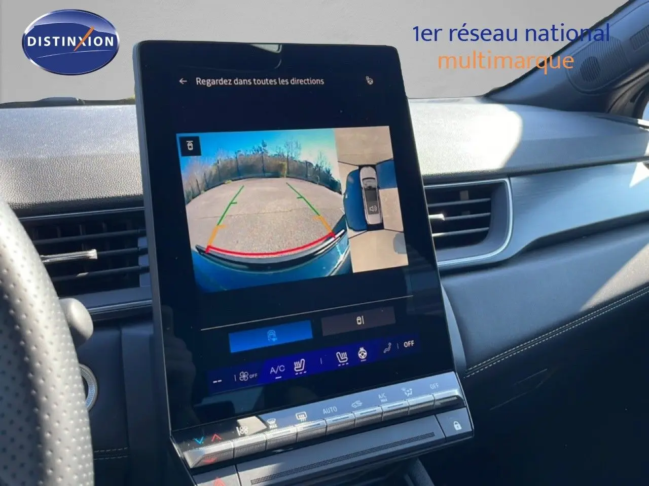 Vue intérieure du tableau de bord de la Renault Symbioz noire, avec écran tactile affichant la caméra 360° en marche.