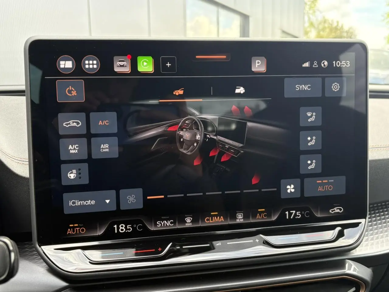 Écran tactile HD 12,9'' du système d'info-divertissement de la CUPRA Leon 2025 affichant le contrôle climatique.