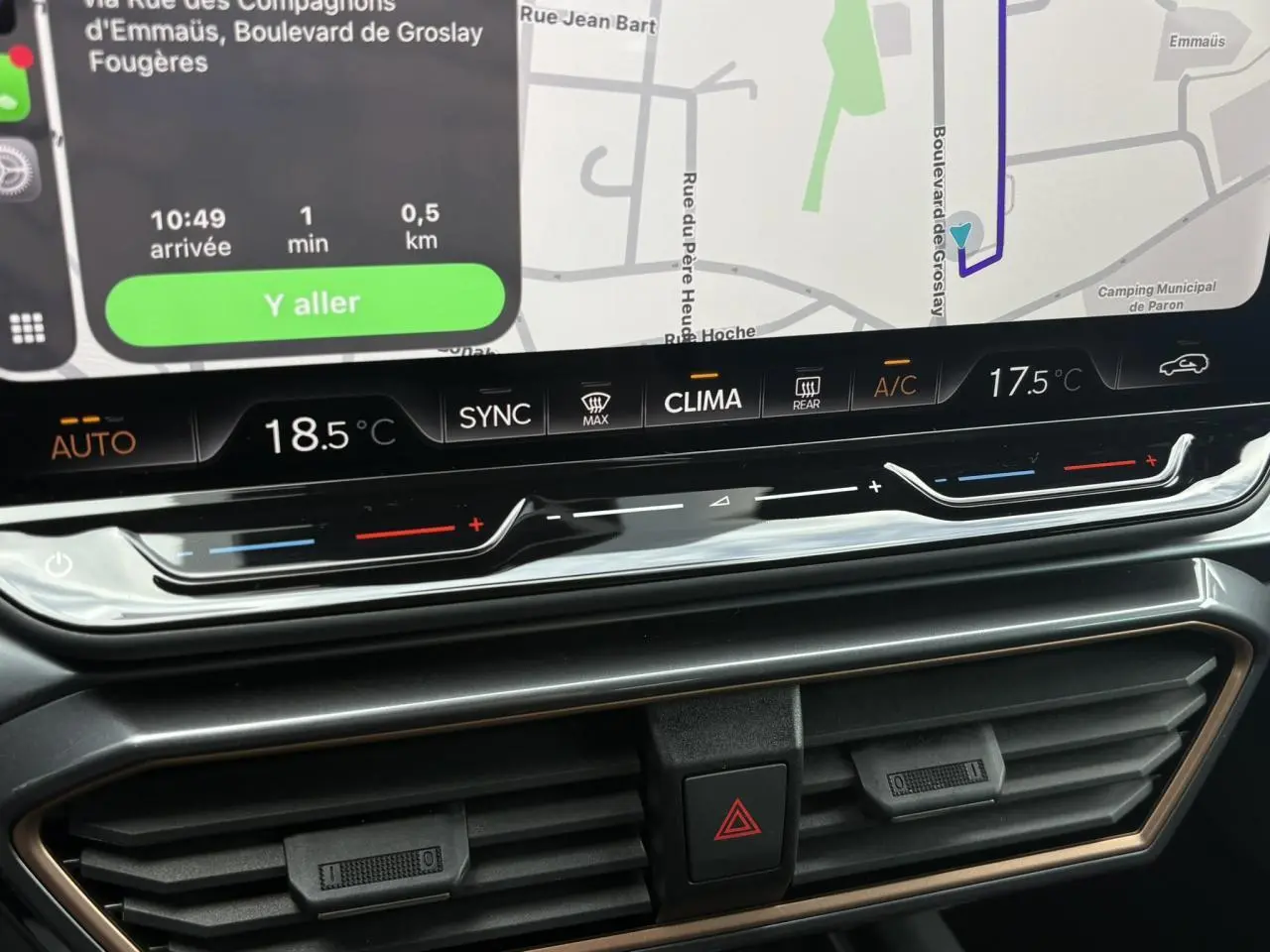 Détail de la console centrale du CUPRA Leon 2025 avec écran tactile et commandes climatisation digitale.