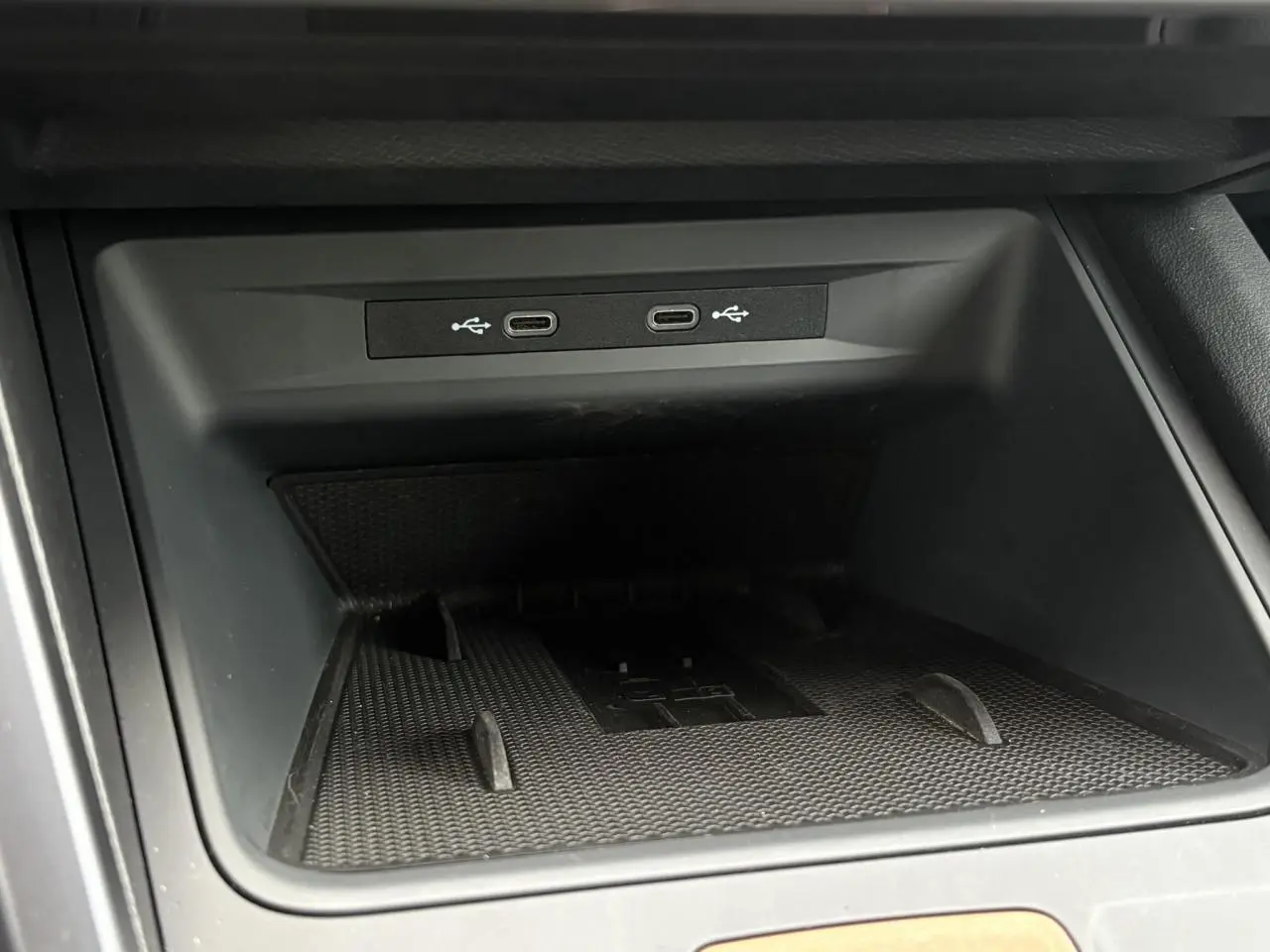 Gros plan sur la console centrale de la CUPRA Leon 2025, montrant deux ports USB-C intégrés dans un compartiment noir.