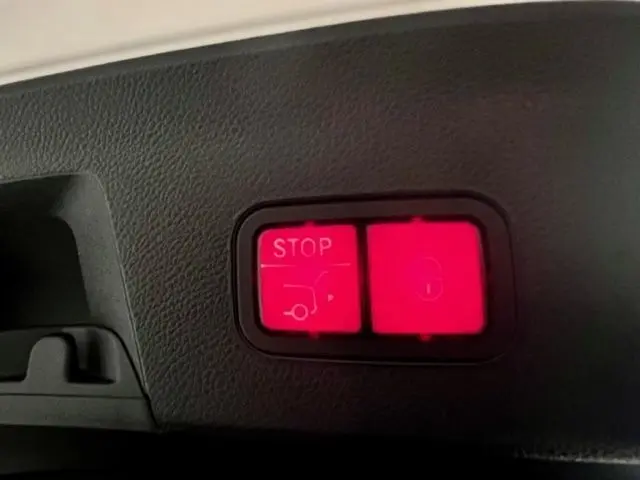 Boutons rouges lumineux pour arrêt et verrouillage du hayon, détail intérieur du Mercedes GLE Coupe 350 d 2016.