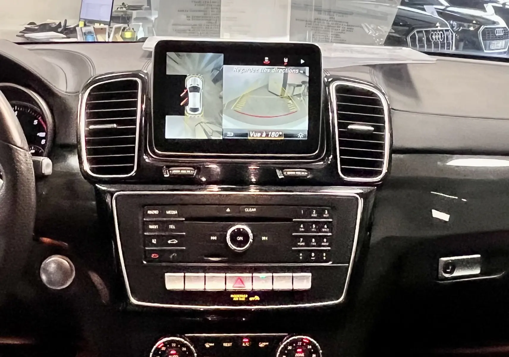 Vue intérieure du tableau de bord du Mercedes GLE Coupe 350 d 2016 avec écran multimédia affichant la caméra de recul.